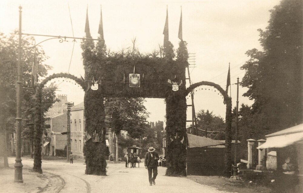 Ch. de Theux - Fête en 1901 Arceau d'accueil