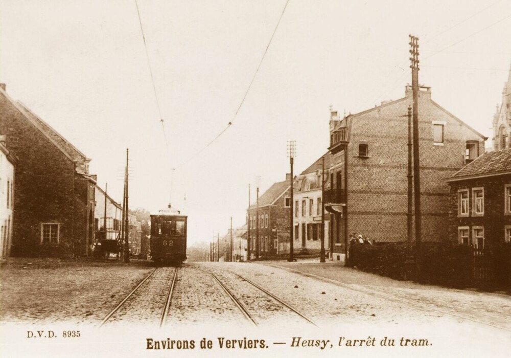 Av. du Chêne Vue descendante niveau du carrefour rue Jamoigne