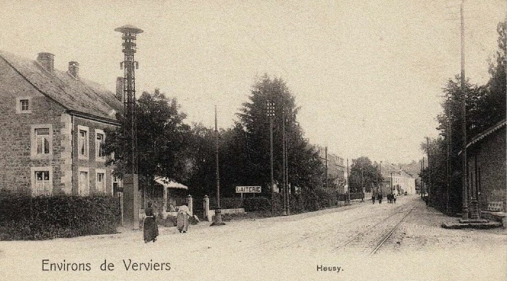 Av. du Chêne Vue montante niveau du carrefour rue Jamoye