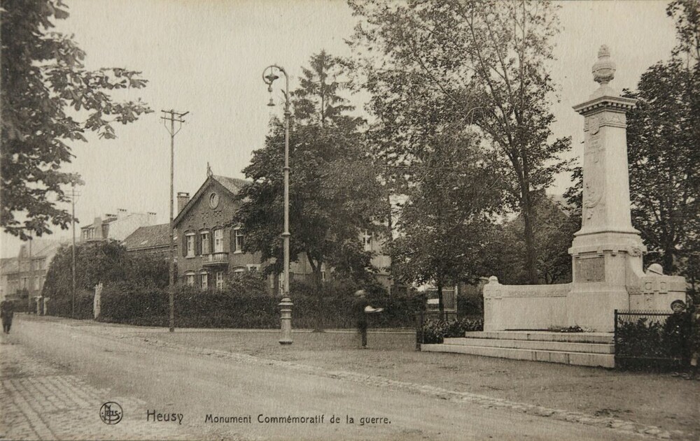Place de l'église - Monument aux morts et Villa Egen