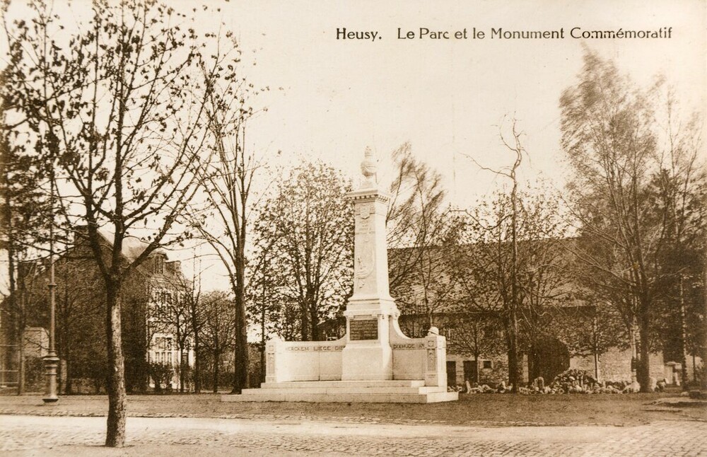Place de l'église - Le Parc et le Monument commémoratif