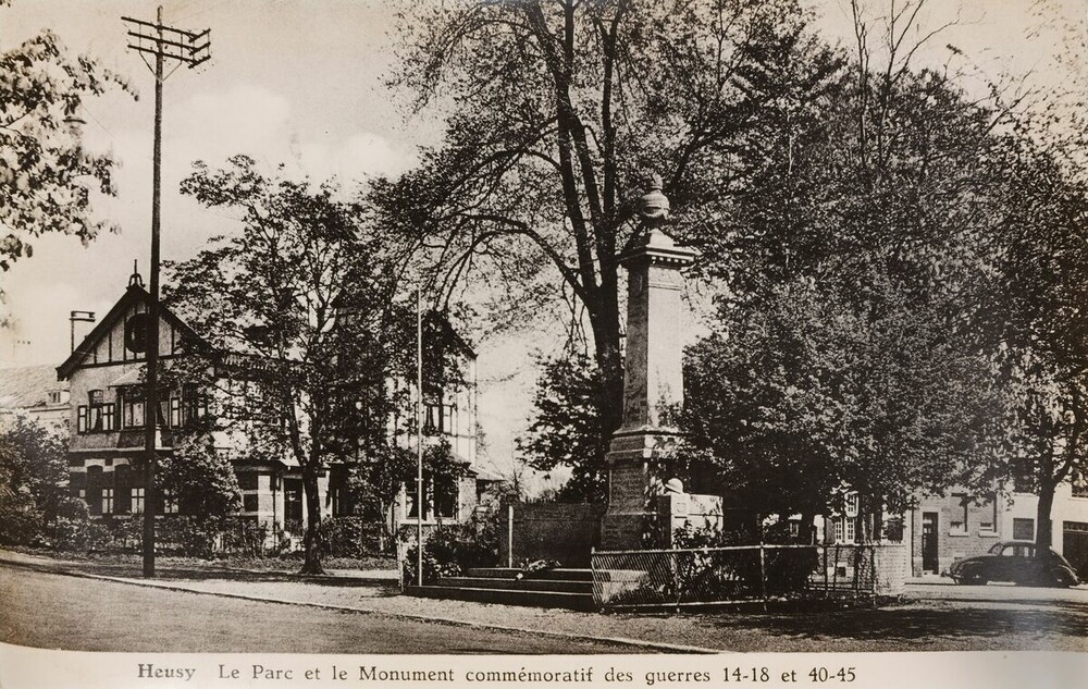 Place de l'église - Le Monument aux morts et la Villa Egen