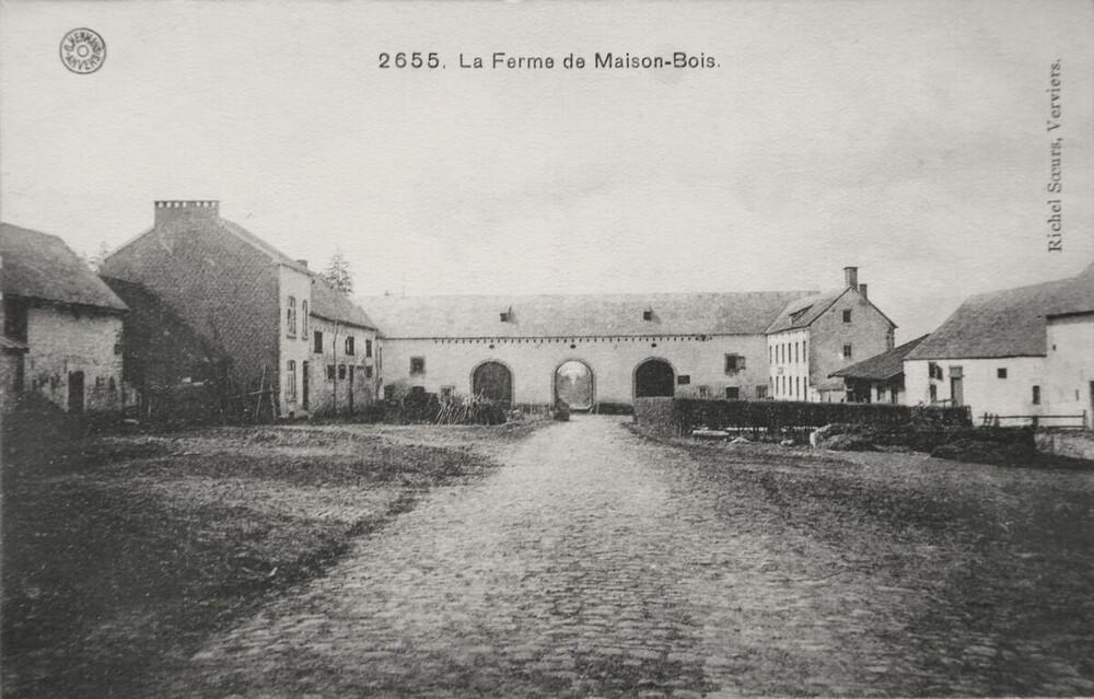 Maison Bois - La Ferme Cour interne Vue vers le Harras